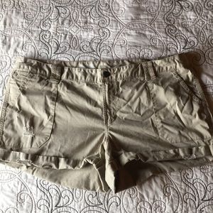 Khaki mid rise shorts